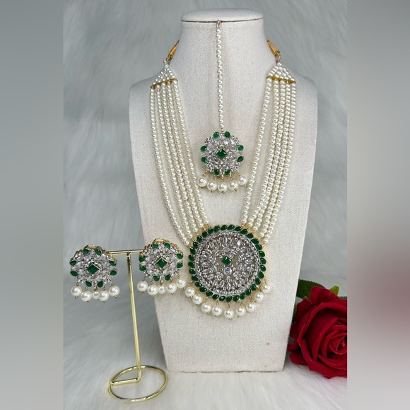 Beautiful Green Pearl Mini ( Locket ) Necklace With Earrings & Tikka - Picture 10 of 14